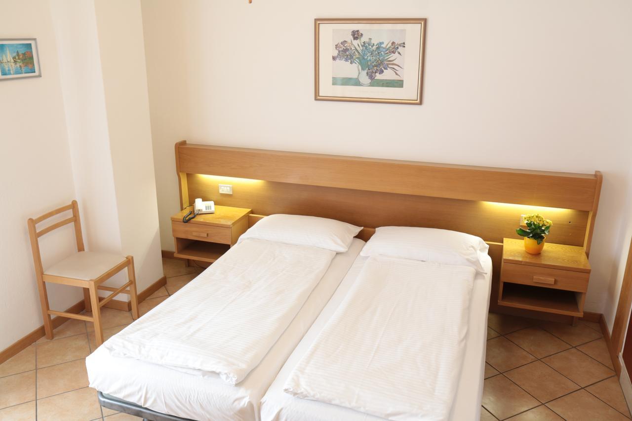 Hotel Villa Clara Torbole Sul Garda Exterior foto