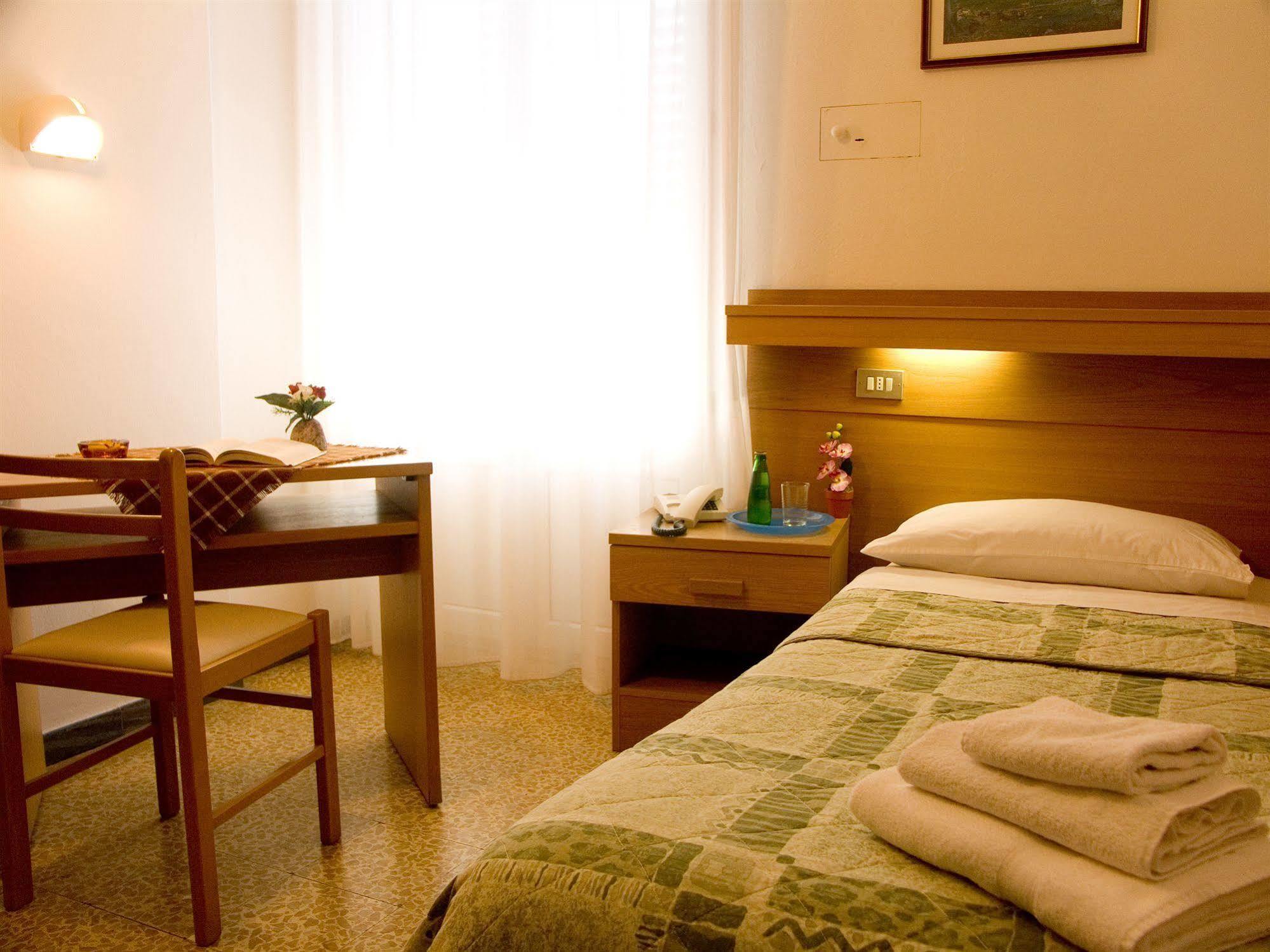 Hotel Villa Clara Torbole Sul Garda Exterior foto